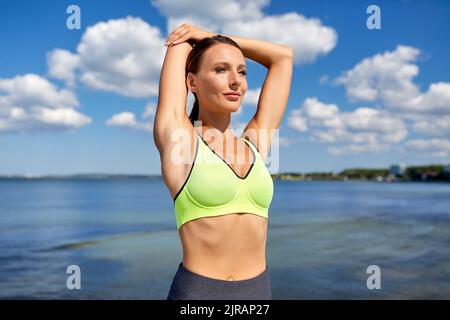 giovane donna che fa sport al mare Foto Stock