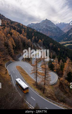 Svizzera, Grigioni, Sankt Moritz, Bus che percorre la strada del Passo Maloja Foto Stock