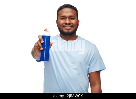 felice uomo africano che mostra la schiuma da barba alla fotocamera Foto Stock