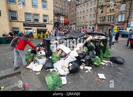 Edimburgo, Scozia, Regno Unito. 23rd agosto 2022. Spazzatura è visto accatastato sulle strade del centro di Edimburgo il giorno sei di uno sciopero di 12 giorni da parte dei raccoglitori di rifiuti della città. PIC; mucchi di rifiuti nel Grassmarket. Iain Masterton/Alamy Live News Foto Stock