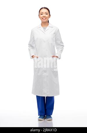felice sorridente medico asiatico in cappotto bianco Foto Stock