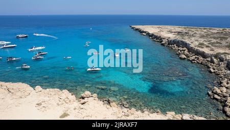 Droni aerei marini yacht di lusso ormeggiato sulla costa persone non riconosciute nuoto e relax. Vacanze estive al mare. Foto Stock