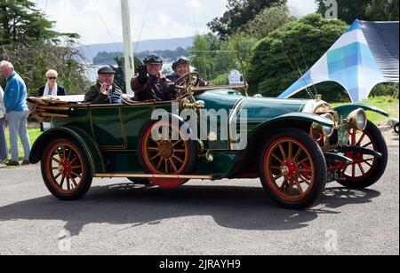 1913 Darracq TT13 appartenente alla famiglia Meeke (Andrew e Diane Meeke in auto) di Lenzie, prese ai tre Lochs Classic, Rhu, Helensburgh, Scotlan Foto Stock