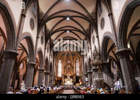 Interno della chiesa dei santi Filippo e Giacomo nel comune di predazzo trentino alto adige Foto Stock