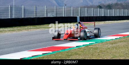 Formula gara red car azione su pista. Mugello, Italia, marzo 25 2022. Serie 24 ore Foto Stock