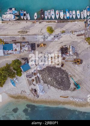 Maldive, Atollo Kaafu, Himmafushi, veduta aerea di un piccolo sito di costruzione sull'isola di sabbia Foto Stock