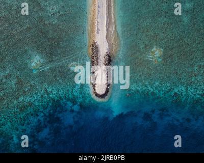 Maldive, Atollo di Kaafu, Himmafushi, veduta aerea del muro di contenimento all'estremità della penisola sabbiosa Foto Stock