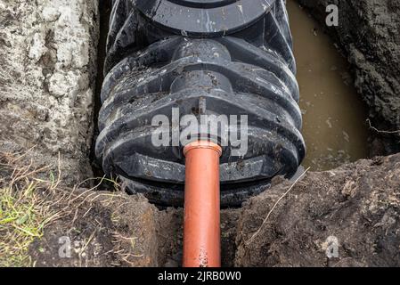 Un tubo fognario con un diametro di 160 mm entra nel serbatoio settico, installazione di un impianto di trattamento delle acque reflue domestiche a camera singola. Foto Stock