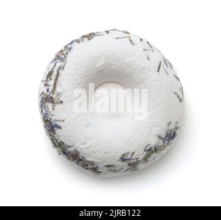 Vista dall'alto della bomba da bagno aromatica alla lavanda isolata sul bianco Foto Stock