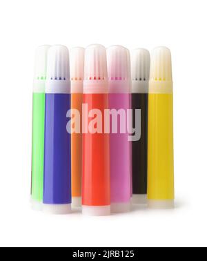 Vista frontale di pennarelli colorati con punta in feltro isolati su bianco Foto Stock