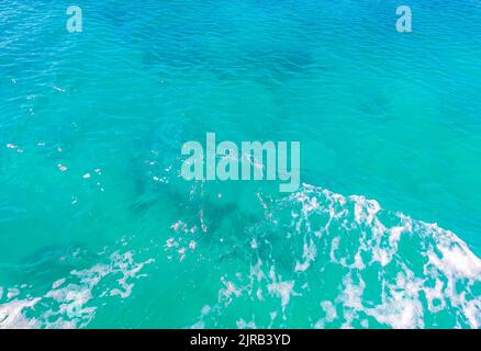 Bella acqua blu e turchese onde modello oceano e mare struttura dell'isola Contoy a Cancun Quintana Roo Messico. Foto Stock