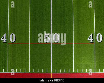 Erba sintetica inclinato calcio 50 yard line in bianco con contorno nero numero ombra. Foto Stock