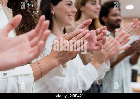 Il team aziendale stringe le mani dopo una presentazione in ufficio Foto Stock