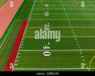 Erba sintetica inclinato calcio 40 yard line in bianco con contorno nero numero ombra. Foto Stock