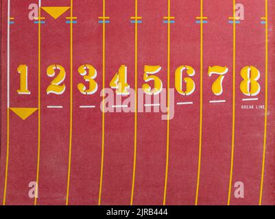 Immagine aerea di un nuovo numero di corsie rosse, da 1 a 8, con linee di corsia bianche e altre indicazioni. Foto Stock