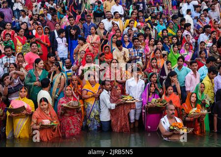 Chhath Puja celebrazione su uno dei ghati del fiume Ganges a Varanasi, India. Foto Stock