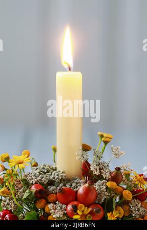 Portacandele d'autunno decorato con rosa, bacche di biancospino e tansy. Decorazioni per feste Foto Stock