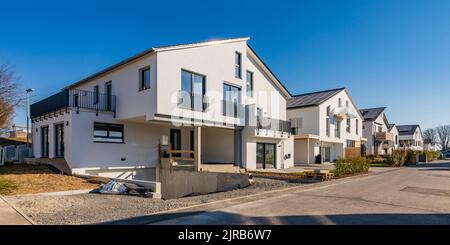 Germania, Baden-Wurttemberg, Waiblingen, Vista panoramica delle moderne case suburbane Foto Stock
