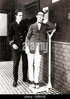 Foto d'epoca - attore Harold Lloyd in Un uomo fatto a vela (Kosmo Film, 1920s). Scena filmato - pellicola silenziosa. Foto Stock