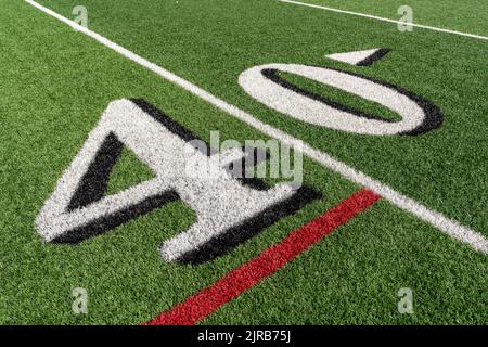 Erba sintetica obliqua calcio linea 40 yard in bianco con ombra nera con linea rossa lacrosse. Foto Stock