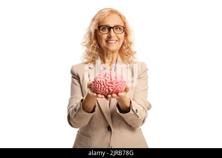 Donna che tiene un cervello umano nelle sue mani e sorridente isolato su sfondo bianco Foto Stock