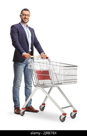 Giovane uomo in piedi con un carrello vuoto isolato su sfondo bianco Foto Stock