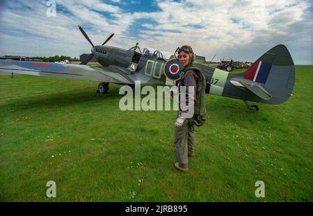 Carolyn Grace, pilota di Spitfire. Carolyn Grace con il suo Spitfire ML 407 a Duxford Airfield, Cambridgeshire, Gran Bretagna. FOTO DEL COPYRIGHT DI BRIAN HARRIS © 2001 07808-579804 Foto Stock