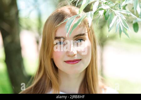 Bella ragazza adolescente con capelli biondi e rossetto rosso Foto Stock