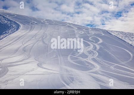 Piste da sci sotto il cielo nuvoloso Foto Stock