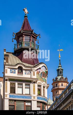 Germania, Sassonia, Lipsia, esterno del caffè Riquet con il campanile della Chiesa di San Nicola sullo sfondo Foto Stock