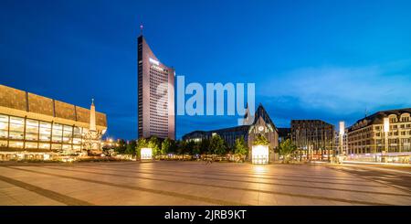 Germania, Sassonia, Lipsia, Augustusplatz al tramonto con City-Hochhaus, Gewandhaus e Paulinum in background Foto Stock