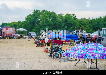 New Castle, DE, USA - 21 agosto 2022: Primo piano della merce offerta in vendita presso un grande mercato delle pulci all'aperto che opera all'alba al tramonto. Foto Stock