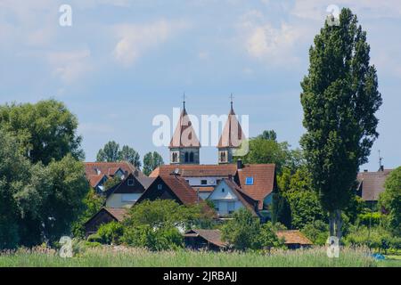 Germania, Baden-Wurttemberg, Reichenau, Case di fronte alla Basilica dei Santi Pietro e Paolo Foto Stock