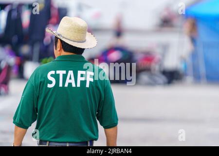 New Castle, DE, USA - 21 agosto 2022: Un membro dello staff di un grande mercato delle pulci all'aperto che opera all'alba al tramonto. Foto Stock