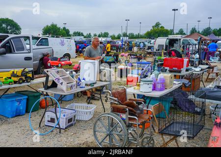 New Castle, DE, USA - 21 agosto 2022: Primo piano della merce offerta in vendita presso un grande mercato delle pulci all'aperto che opera all'alba al tramonto. Foto Stock