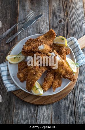 Pesce fritto croccante con la breading di pretzel Foto Stock