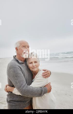 Coppia anziana che si abbraccia al mare Foto Stock