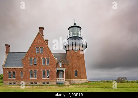 Vista primaverile della casa di luci sud-est di Block Island RI situata su Mohegan Bluffs, Foto Stock