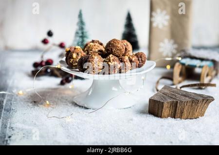 Cakestand con biscotti rotondi di noce Foto Stock