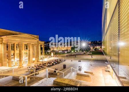 Germania, Baden-Wurttemberg, Stoccarda, Schlossplatz e ingresso notturno al centro commerciale Konigsbau Foto Stock