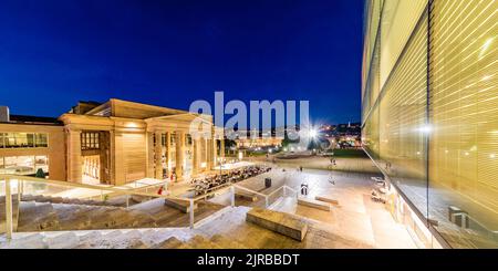 Germania, Baden-Wurttemberg, Stoccarda, Schlossplatz e ingresso notturno al centro commerciale Konigsbau Foto Stock