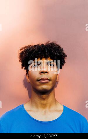 Giovane uomo premuroso con capelli ricci Foto Stock