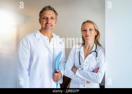 Ritratto di medico fiducioso maschile e femminile Foto Stock