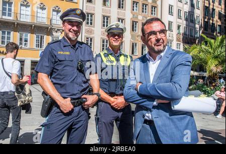 Monaco, Baviera, Germania. 23rd ago, 2022. KLAUS HOLETSCHEK, Ministro della Sanità della Baviera, ringrazia gli agenti di polizia di Monaco per il loro lavoro e ascolta le loro esperienze con il Coronavirus. Con il motto di ''Na sicher'', il ministro della Sanità bavarese Klaus Holetschek ha dato il via alla nuova campagna di comunicazione Coronavirus/Covid-19. Attraverso questa campagna, il Ministero sta fornendo informazioni per il prossimo autunno e inverno e per quanto riguarda le vaccinazioni di richiamo di Coronavirus. Al fianco del Ministro Holetschek sono comparsi Beatrix Zurek del Dipartimento della Sanità della città di Monaco, nonché i famosi professionisti virologi Foto Stock