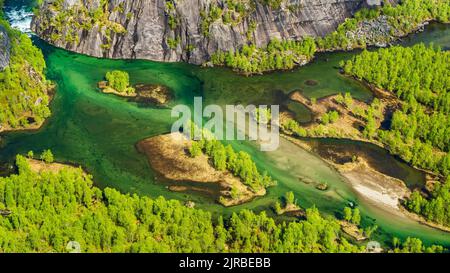 Norvegia, Nordland, Vista del fiume Nordfjordelva che scorre attraverso la valle nel Parco Nazionale di Rago Foto Stock