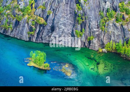 Norvegia, Nordland, Vista del fiume Nordfjordelva che scorre ai piedi della scogliera nel Parco Nazionale di Rago Foto Stock