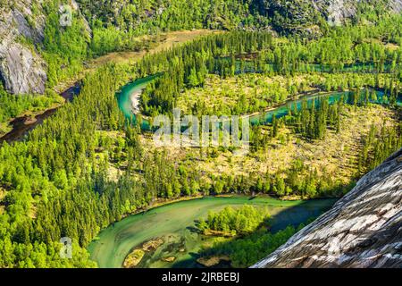 Norvegia, Nordland, Vista del fiume Nordfjordelva che scorre attraverso la valle nel Parco Nazionale di Rago Foto Stock