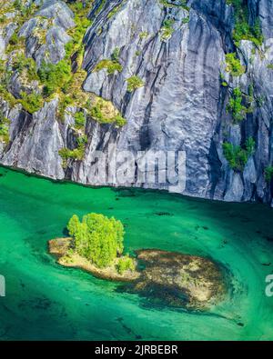 Norvegia, Nordland, Vista del fiume Nordfjordelva che scorre ai piedi della scogliera nel Parco Nazionale di Rago Foto Stock