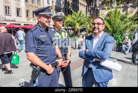 Monaco, Baviera, Germania. 23rd ago, 2022. KLAUS HOLETSCHEK, Ministro della Sanità della Baviera, ringrazia gli agenti di polizia di Monaco per il loro lavoro e ascolta le loro esperienze con il Coronavirus. Con il motto di ''Na sicher'', il ministro della Sanità bavarese Klaus Holetschek ha dato il via alla nuova campagna di comunicazione Coronavirus/Covid-19. Attraverso questa campagna, il Ministero sta fornendo informazioni per il prossimo autunno e inverno e per quanto riguarda le vaccinazioni di richiamo di Coronavirus. Al fianco del Ministro Holetschek sono comparsi Beatrix Zurek del Dipartimento della Sanità della città di Monaco, nonché i famosi professionisti virologi Foto Stock