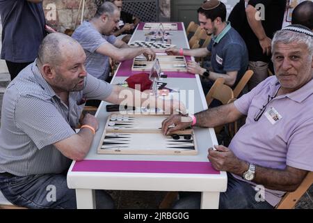 Gerusalemme, Israele. 23rd ago, 2022. Ebrei e arabi competono in un torneo di backgammon sponsorizzato dalla municipalità presso la porta Nuova della Città Vecchia. Credit: NIR Alon/Alamy Live News Foto Stock